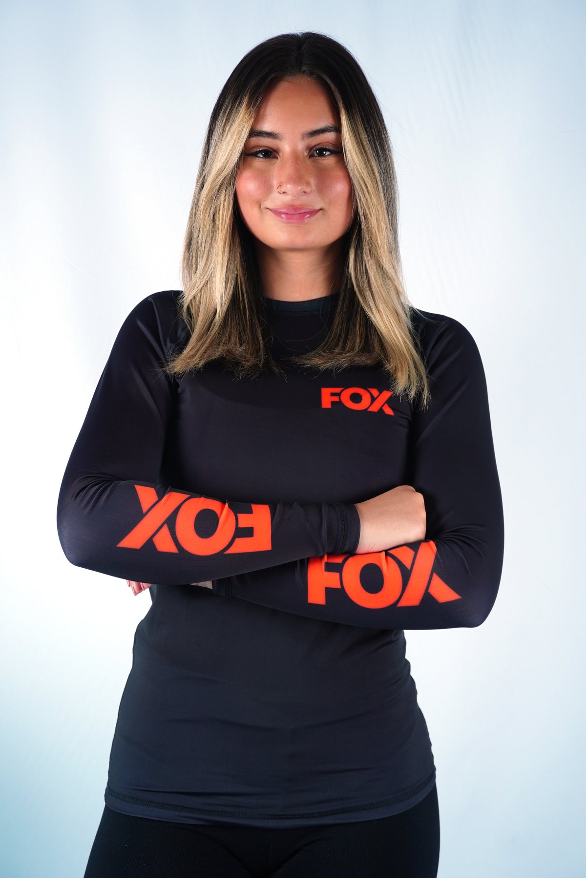 Rash Guard Jiu-Jitsu Feminina FOX FW Preta Manga Longa (Logo Laranja) UV 50+